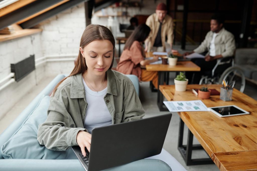 Popularny Lenovo ThinkPad E16 Gen 2 Intel to następna odsłona najkorzystniejszego cenowo laptopa z rodziny ThinkPad, który jest bardzo mocno doceniany przez użytkowników biznesowych